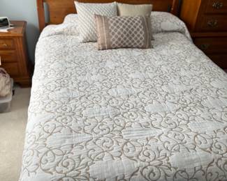 Stearns and Foster Estate/ Kincaid Queen Bed, Martha Stewart Bedding