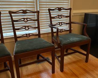 C30 - $250 - Solid Wood - Vintage Bassett Drop Leaf Dining Table with 3 Leaves. 2 Captains Chairs & 4 regular Chairs. Measures 42 wide. 24" deep with sides down. 62" with sides up. 3 leaves add 12" each. 30" tall. (All leaves in and sides up 98") Needs a bit of work but sturdy & functional. No big scratches or gouges. 