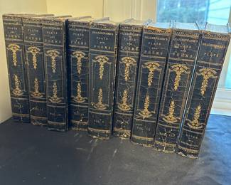 C170 - $300. Shakespeare Set - 9 Volumes. 