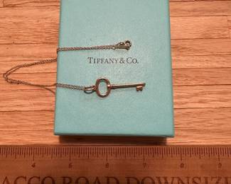 J38 - $500. Tiffany & Co. 18kt Gold Necklace & Small Oval Key Charm. 16" chain. 