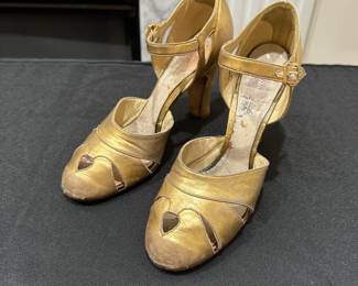 C112 - $60. 1930s Owens & Elmes Gold Metallic Heels. Size 5.5. 