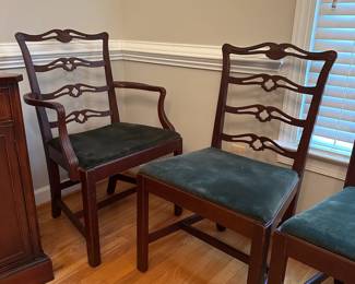 C30 - $250 - Solid Wood - Vintage Bassett Drop Leaf Dining Table with 3 Leaves. 2 Captains Chairs & 4 regular Chairs. Measures 42 wide. 24" deep with sides down. 62" with sides up. 3 leaves add 12" each. 30" tall. (All leaves in and sides up 98") Needs a bit of work but sturdy & functional. No big scratches or gouges. 