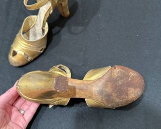 C112 - $60. 1930s Owens & Elmes Gold Metallic Heels. Size 5.5. 