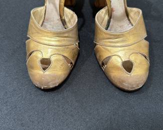 C112 - $60. 1930s Owens & Elmes Gold Metallic Heels. Size 5.5. 