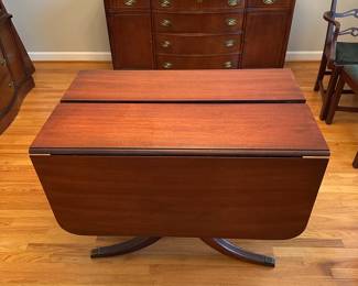 C30 - $250 - Solid Wood - Vintage Bassett Drop Leaf Dining Table with 3 Leaves. 2 Captains Chairs & 4 regular Chairs. Measures 42 wide. 24" deep with sides down. 62" with sides up. 3 leaves add 12" each. 30" tall. (All leaves in and sides up 98") Needs a bit of work but sturdy & functional. No big scratches or gouges. 