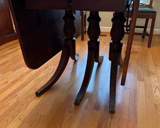 C30 - $250 - Solid Wood - Vintage Bassett Drop Leaf Dining Table with 3 Leaves. 2 Captains Chairs & 4 regular Chairs. Measures 42 wide. 24" deep with sides down. 62" with sides up. 3 leaves add 12" each. 30" tall. (All leaves in and sides up 98") Needs a bit of work but sturdy & functional. No big scratches or gouges. 