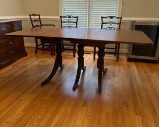 C30 - $250 - Solid Wood - Vintage Bassett Drop Leaf Dining Table with 3 Leaves. 2 Captains Chairs & 4 regular Chairs. Measures 42 wide. 24" deep with sides down. 62" with sides up. 3 leaves add 12" each. 30" tall. (All leaves in and sides up 98") Needs a bit of work but sturdy & functional. No big scratches or gouges. 