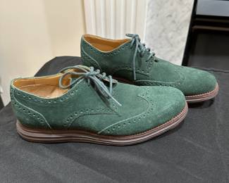 C99 - $15. Mens 9. Cole Haan Green Suede Oxfords. 