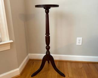 C24 - $40 - Bombay Fern Stand. Measures 11" wide x 35" tall. Sturdy and in good condition. 