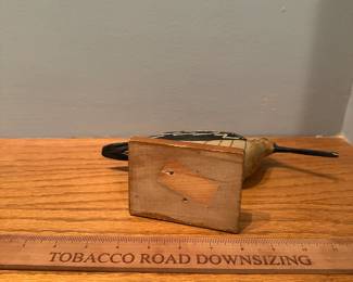 D8 - $20. Unsigned Shorebird Carving. 
