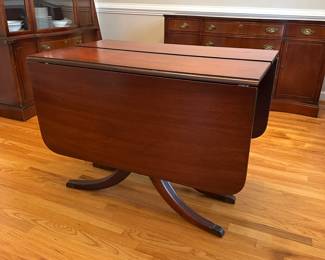 C30 - $250 - Solid Wood - Vintage Bassett Drop Leaf Dining Table with 3 Leaves. 2 Captains Chairs & 4 regular Chairs. Measures 42 wide. 24" deep with sides down. 62" with sides up. 3 leaves add 12" each. 30" tall. (All leaves in and sides up 98") Needs a bit of work but sturdy & functional. No big scratches or gouges. 