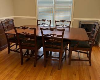 C30 - $250 - Solid Wood - Vintage Bassett Drop Leaf Dining Table with 3 Leaves. 2 Captains Chairs & 4 regular Chairs. Measures 42 wide. 24" deep with sides down. 62" with sides up. 3 leaves add 12" each. 30" tall. (All leaves in and sides up 98") Needs a bit of work but sturdy & functional. No big scratches or gouges. 