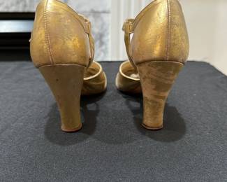 C112 - $60. 1930s Owens & Elmes Gold Metallic Heels. Size 5.5. 