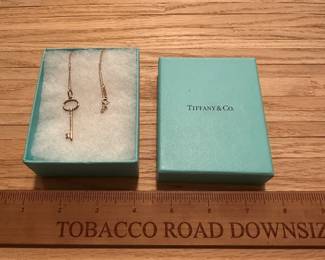 J38 - $500. Tiffany & Co. 18kt Gold Necklace & Small Oval Key Charm. 16" chain. 