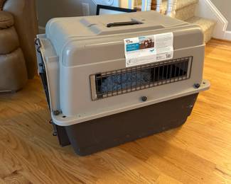 C147 - $20 - Small Plastic Dog Kennel - Clean and in very good condition. 