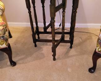 Gate leg table