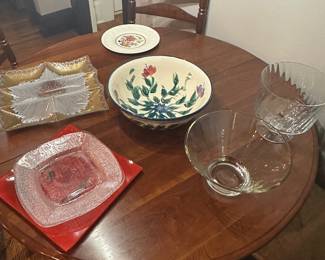 ROUND TABLE WITH 5 CHAIRS- HAS EXTRA LEAVES TO MAKE LARGER- GAIL PITTMAN POTTERY AND GLASSWARE