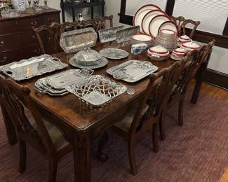 TABLE AND 6 CHIPPENDALE CHAIRS