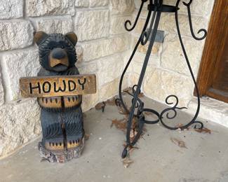 Carved wood bear to welcome your guests