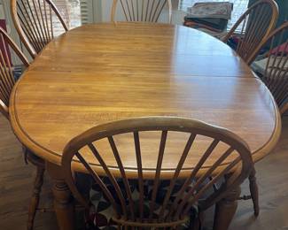 Vintage Amish Traditions Solid Oak dining table with two leafs, six chairs - MINT