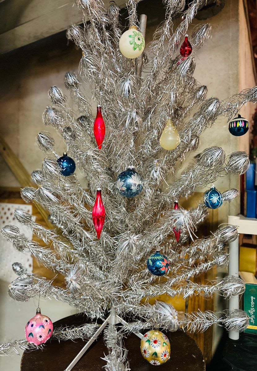 4 1/2' Tinsel Tree with original box and original sleeves
** PLEASE NO PRICE INQUIRES