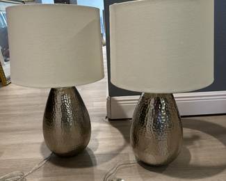 #92 - $70 - Pair Hammered silver pear shaped bottom lamps 24h
