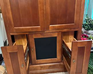 # 95 - $300 - Armoire 