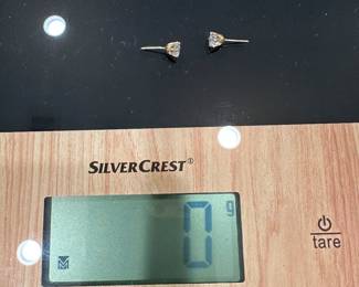#71 - $100 - Pair of CZ on 14kt gold studs earrings 