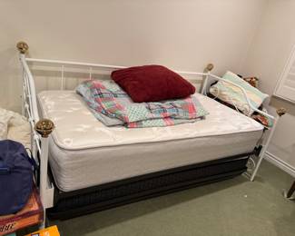 Iron daybed 