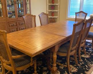 Thomas Ville dinning table with chairs great condition