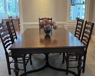 BEAUTIFUL DARK OAK DINING ROOM SET W/6 CHAIRS AND REFRACTORY LEAVES