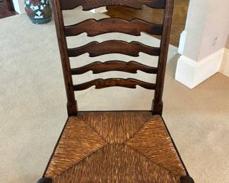 BEAUTIFUL DARK OAK DINING ROOM SET W/6 CHAIRS AND REFRACTORY LEAVES. CLOSE UP OF ONE CHAIR 