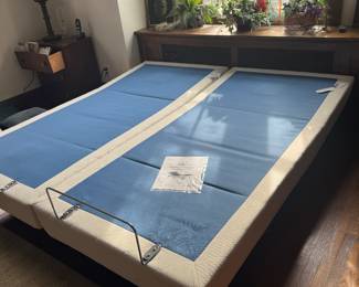 Adjustable bed frame, two twins that make a King. Come with remotes, Picture 2 of 3