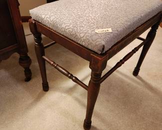 #81	Wood Vanity w/3 Drawers and Tri-cut Mirror on Wheels w/hand-dovetailing w/Upholstered Stool - 46x18x69	 $225.00 
