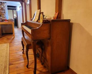 Upright piano, beautiful and perfect condition 