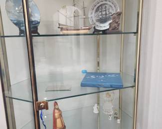 Retail display case with lock and key