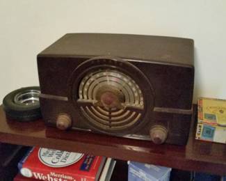 A closer look at the vintage radio