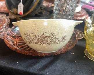 Set a three Pyrex mixing bowls