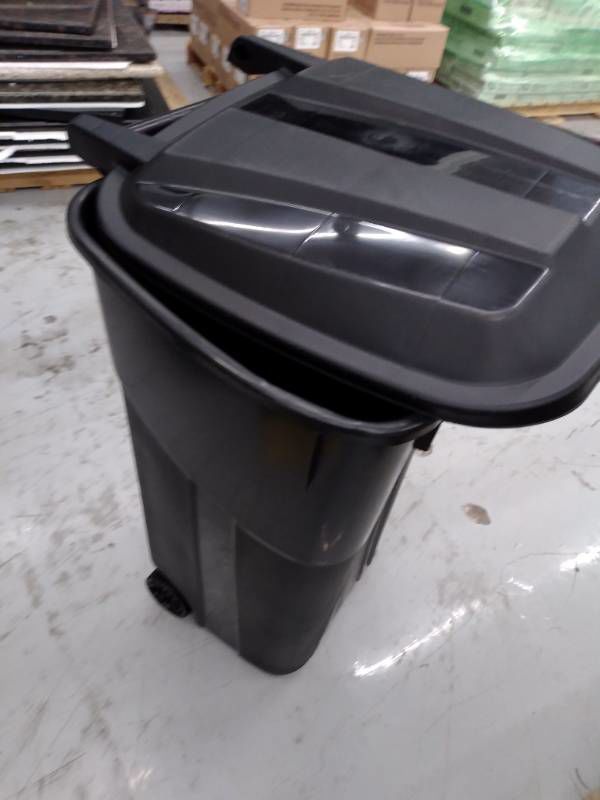 32 Gallon Black Trach Can With Wheels