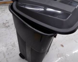 32 Gallon Black Trach Can With Wheels