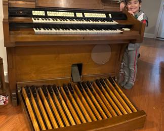 Free antique 1942 Wurlitzer organ.  