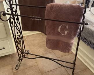 Wrought iron towel/quilt rack
