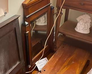 Wooden jewelry box with mirror