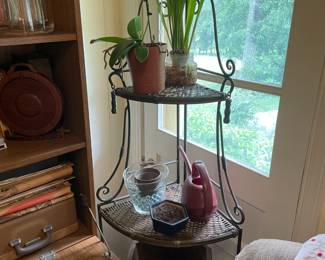 Corner plant stand
