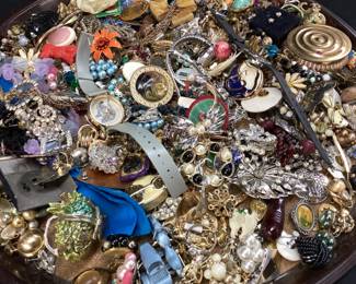 ASSORTED COSTUME WATCHES, RINGS, EARRINGS, BROOCHES, NECKLACES