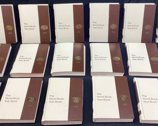 (17) THE WORLD BOOK YEARBOOKS 1975-1991