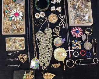 ASSORTED VTG. COSTUME JEWELRY, BROOCHES, EARRINGS, NECKLACES, PINS