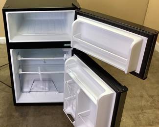 WHIRLPOOL MINI FRIDGE, MODEL WH31S1E