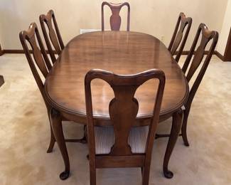 Queen Anne Style Dining Table With 8 Chairs, 2 Leaves, And Custom Table Cover: 12pcs