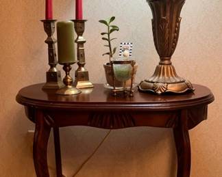 Wooden Side Table W/Lamp & Brass Accents 7pcs